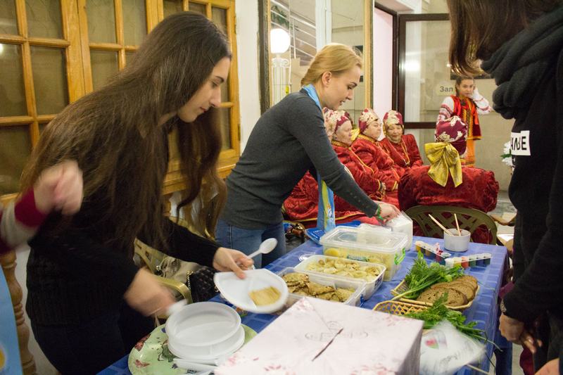 Угощение гостей фестиваля белорусской национальной кухней