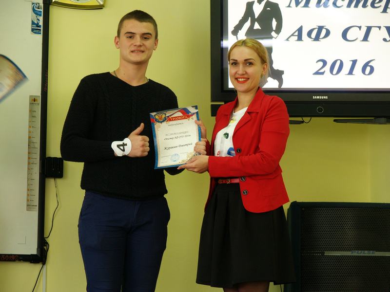 Руководитель воспитательного отдела В.Э.Михайлова награждает победителя конкурса Журавлева Дмитрия
