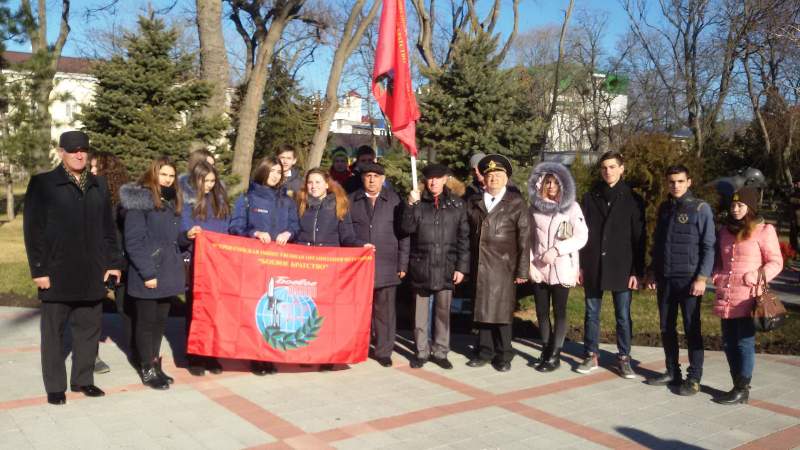 Студенты Анапского филиала Сочинского государственного университета на торжественном открытии месячника