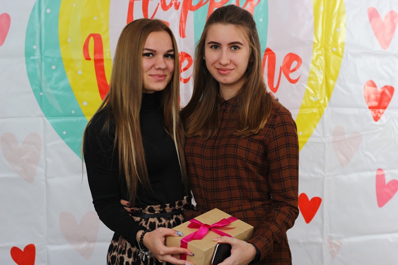 Студентки  Анапского филиала Сочинского государственного университета Ольга Бережная и Ситнянская Анна