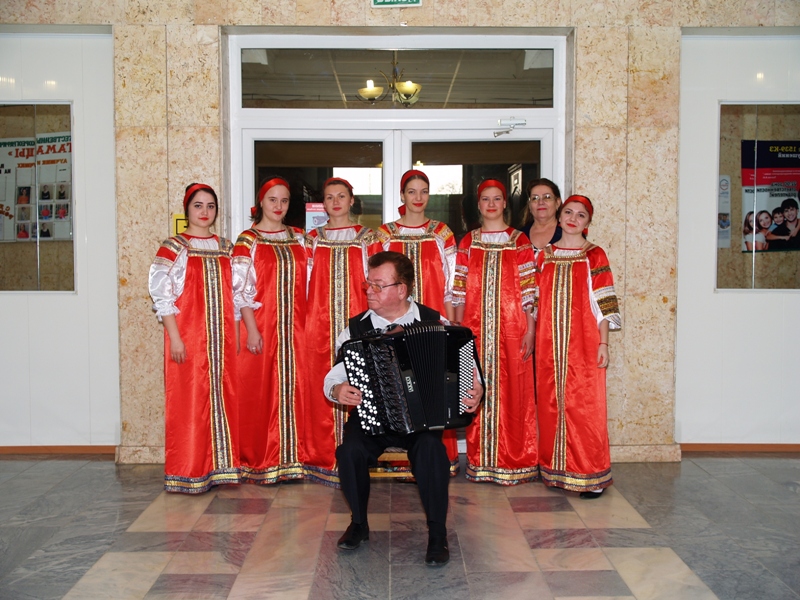 Гостей встречает хор «Русское наследие»