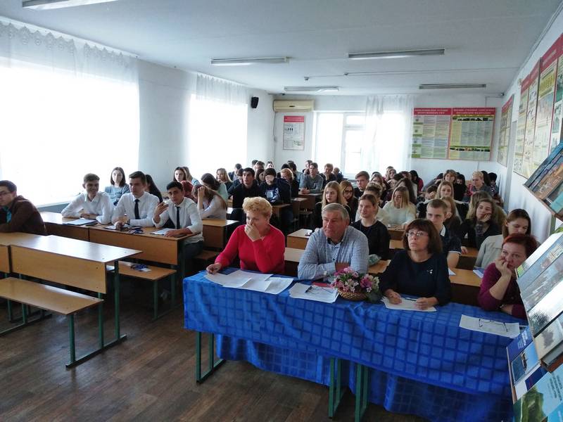 Участники конференции, посвященной Международному Дню Черного моря, слушают доклады студентов