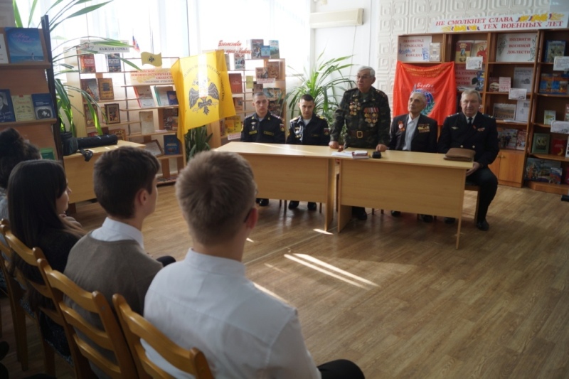 Студенты и школьники на уроке воинской славы «Символ несгибаемого мужества»