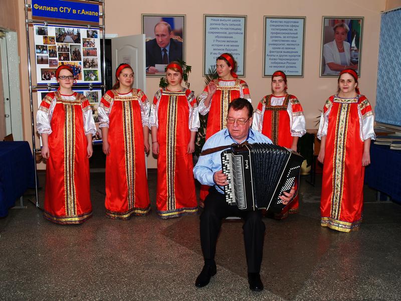 Выпускников  чествует   хор   филиала  "Русское наследие"