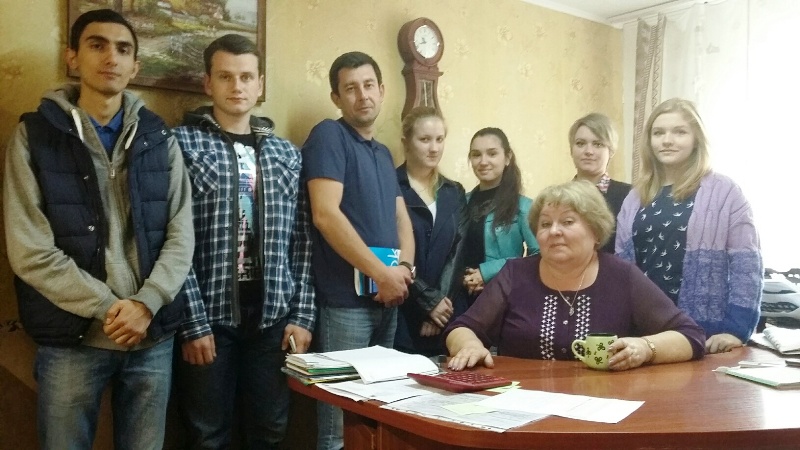 Директор этнопарка «Добродея» Т.В.Чекурова с группой студентов АФ СГУ