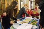 Угощение гостей фестиваля белорусской национальной кухней