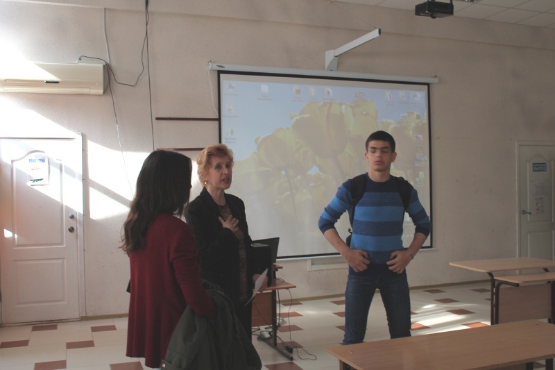 Преподаватель Гранатюк С.В. отвечает на вопросы учеников выпускных классов  школы №3 п.Витязево