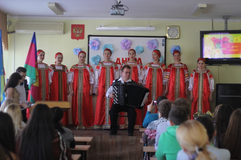 Выступление народного хора Анапского филиала Сочинского государственного университета «Русское наследие»
