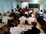 Рудько Е.А.  рассказывает  о филиале Сочинского университета в г.Анапе учащимся 9В класса