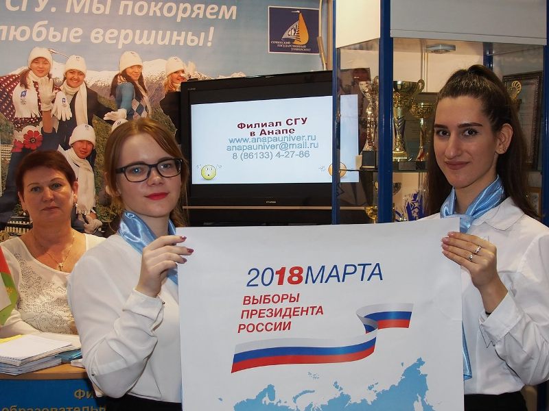 Студентки  филиала Вакуленко Елена и Киреева Анастасия на выставке