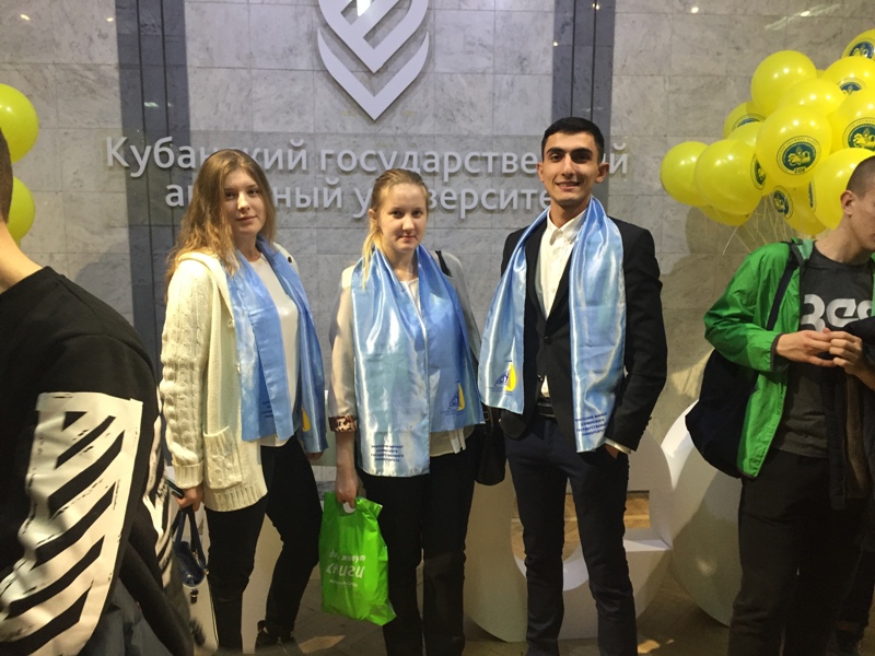 Студенты Анапского филиала Сочинского государственного университета Саргсян Мартин, Баркова Марина и Воронченко Дарья