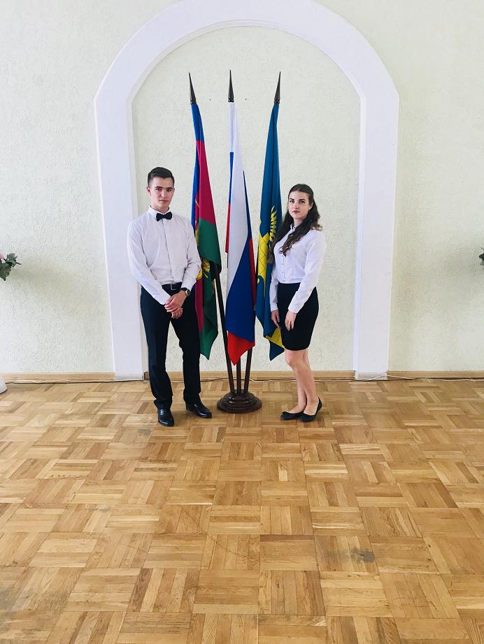 Студенты группы обслуживания Анапского филиала СГУ - Сериков Денис и Смоляк Мария