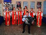 Выпускников  чествует   хор   филиала  "Русское наследие"